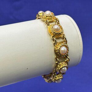 Elegant Gold and Pearl Bracelet